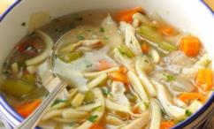 طريقة عمل حساء الدجاج بالنودلز