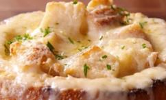 طريقة عمل حساء البصل الفرنسي في وعاء الخبز