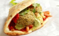 طريقة عمل ساندويتش خبز النان بالفلافل الحارة والخضار المشوي