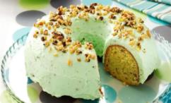 طريقة عمل كيك بودينغ الفستق بفروستينغ الجبن الكريمي