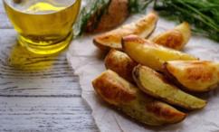 طريقة عمل أصابع البطاطس المشوية بورق الغار