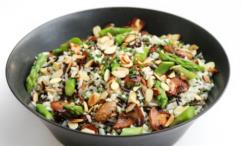 طريقة عمل سلطة الكينوا بالهليون مع جبن الماعز والزيتون الأسود