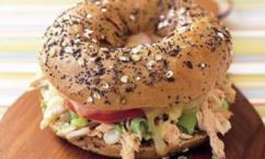 طريقة عمل ساندويتش البيغل بسلطة النيسواز بالتونة