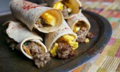 طريقة عمل لفافات تاكو السجق بالبيض للإفطار