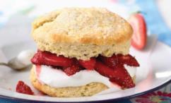 طريقة عمل قطع الشورت كيك بالفراولة والسكر البني