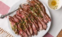 طريقة عمل أصابع الستيك المحمرة مع صوص المستردة بالأعشاب