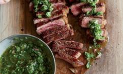 طريقة عمل ستيك اللحم المشوي بالفاصوليا الخضراء والطماطم وصوص التشيمي تشوري