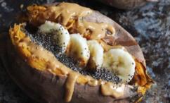 طريقة عمل البطاطا الحلوة المخبوزة مع الموز وزبدة اللوز وبذور الشيا