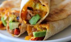 طريقة عمل لفائف التاكو بالبيض والسبانخ والسوسيس