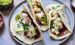 طريقة عمل تاكو السمك المشوي مع سلطة الكول سلو بالليمون الحامض