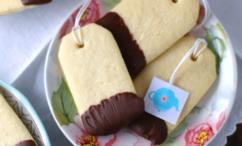 طريقة عمل رقائق البسكويت على شكل أكياس الشاي