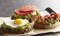 طريقة عمل توست عالي البروتين بالأفوكادو