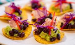 طريقة عمل شرائح التوستادا بالتونا والأفوكادو