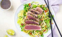 طريقة عمل سلطة التونة المبردة المغطاة بالأعشاب