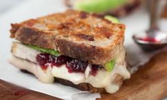 طريقة عمل شطيرة التركي بالكرانبيري وجبن البري المشوي