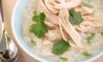 طريقة عمل شوربة الدجاج والأرز والخس