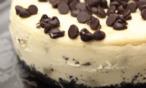 طريقة عمل تشيز كيك الزبادي بالأوريو ورقائق الشوكولاته