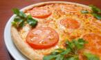 طريقة عمل البيتزا بالبندورة و الخس