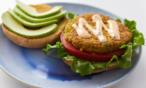 طريقة عمل برجر الجمبري مع صوص الأفوكادو بالأيولي