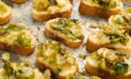 طريقة عمل شرائح التوست الصغيرة ببراعم كرنب البروكسل والجبن
