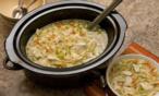 طريقة عمل شوربة النودلز بالدجاج في قدر الطهي البطيء