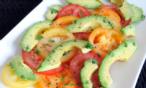 طريقة عمل سلطة البندورة و الأفوكادو بالجبن