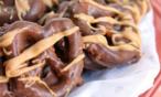 طريقة عمل بريتزل الشوكولاته بزبدة الفول السوداني