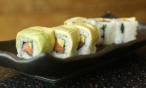 طريقة عمل سوشي السلمون والأفوكادو