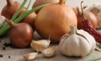 ببساطة، هكذا تخزنين البصل والثوم لفترة طويلة !