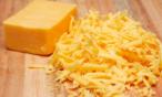 لماذا الجبن التشيدر برتقالي مع أنه مُصنع من حليب أبيض؟