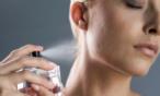 من اليوم لن تضعي عطركِ قبل الخروج إلى الشمس وهذا هو السبب !