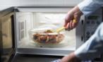ان كنت تقومين بأحد هذه الأشياء مع الميكروويف فقد حان وقت تغيرها