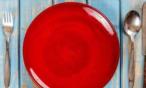 سبب عجيب يجعلكِ تتناولين طعامكِ في طبق أحمر