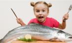 سبب غير متوقع يجعلكِ تطعمين طفلكِ الأسماك الزيتية !