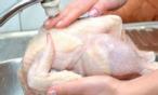لهذه الأسباب لا يجب عليك غسل الدجاج قبل طهيها!