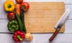 لوح التقطيع الخشبي أم البلاستيكي؟ دراسة تكشف الحقيقة