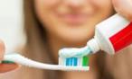 تجنبي الإفراط في استخدام معجون الأسنان لهذا السبب الخطير !