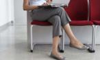 أطباء يحذرون من الجلوس في وضعية ساقًاً على ساق.. تسبب الشلل