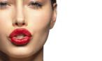 طريقة طبيعية تساعدك على نفخ شفتيك في المنزل