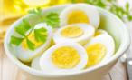 هل تعلمون ما هي الطريقة الأفضل لتناول البيض المسلوق؟