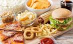 هل مازلتِ تتناولين الوجبات السريعة رغم مخاطرها؟ إليكِ السبب!