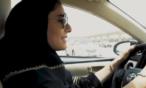 فتاة سعودية تتسلم رخصة قيادتها وتصف الحدث بالتاريخي