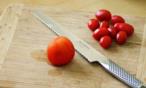 أفضل الطرق لتقشير وتقطيع الطماطم بالسكين.