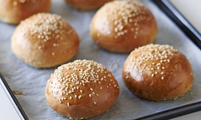 طريقة عمل بريوش بالسمسم