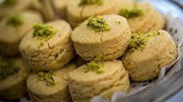 طريقة عمل الغريبة بالفستق الحلبي