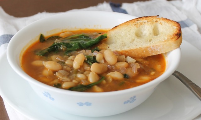 طريقة عمل شوربة الفاصوليا البيضاء بالسبانخ