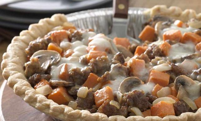 طريقة عمل فطيرة البطاطا الحلوة بالنقانق والجبن: