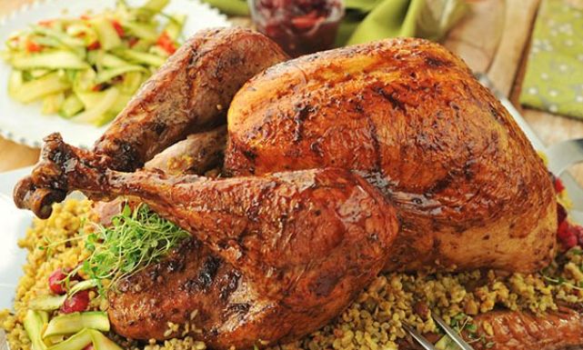 طريقة عمل الدجاج المحشي بالأرز والزبيب والمكسرات