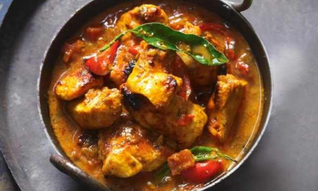 طريقة عمل قطع دجاج بصلصة البندورة والكريمة والكاري