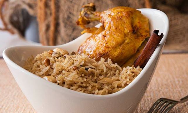 طريقة عمل الأرز بالدجاج والكركم: